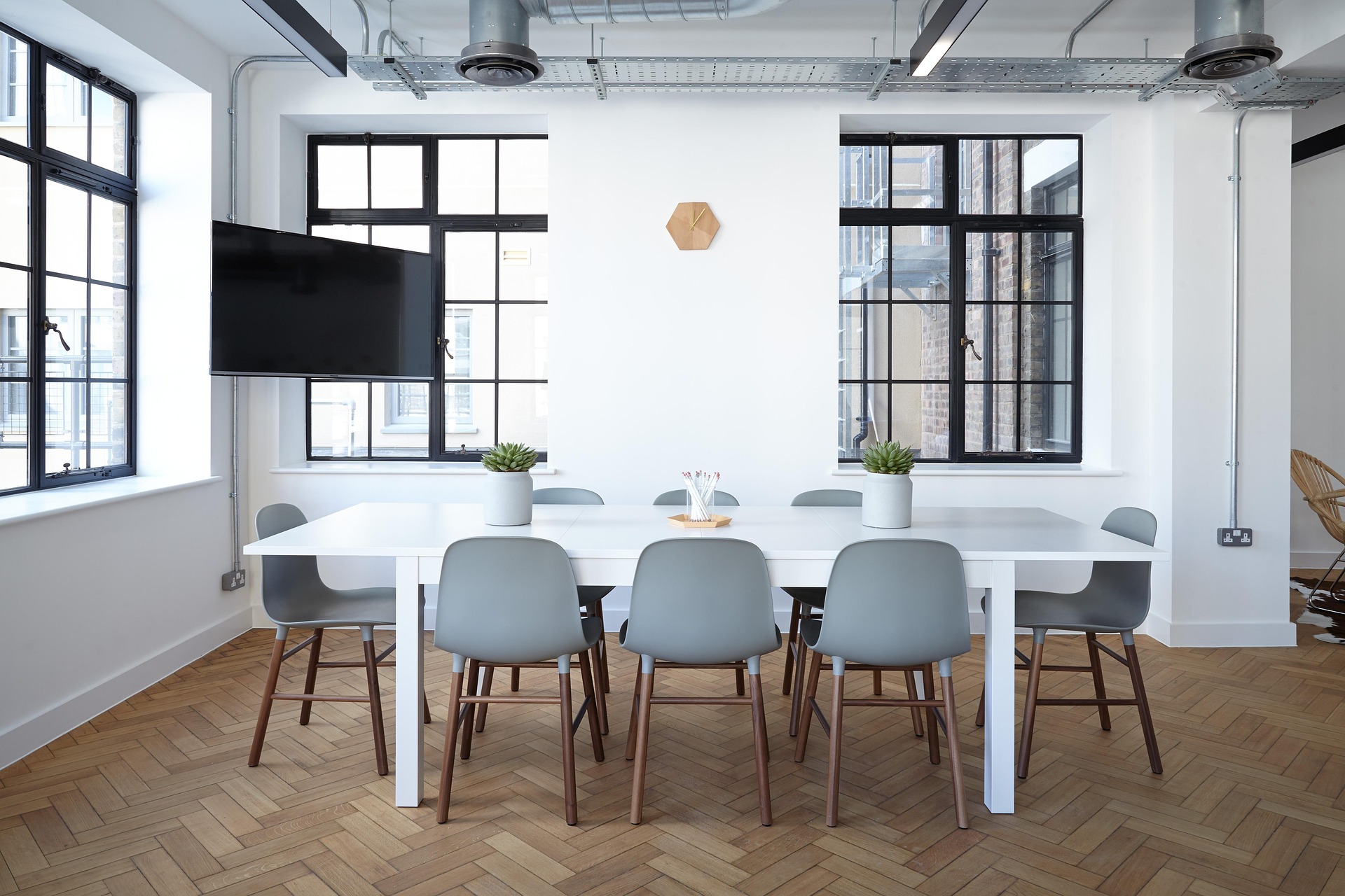 Sleek Meeting & Collaboration Spaces